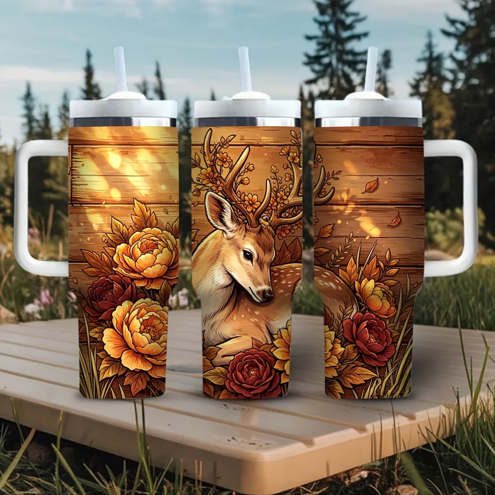 Hunting Outdoor Background - แก้วน้ำขนาด 40 ออนซ์พร้อมหูจับ ลายกวางดอกไม้สวยงามบนพื้นหลังไม้ เหมาะสำหรับคนรักการล่าสัตว์และคนรักสัตว์ เหมาะสำหรับเครื่องดื่มร้อนและเย็น
