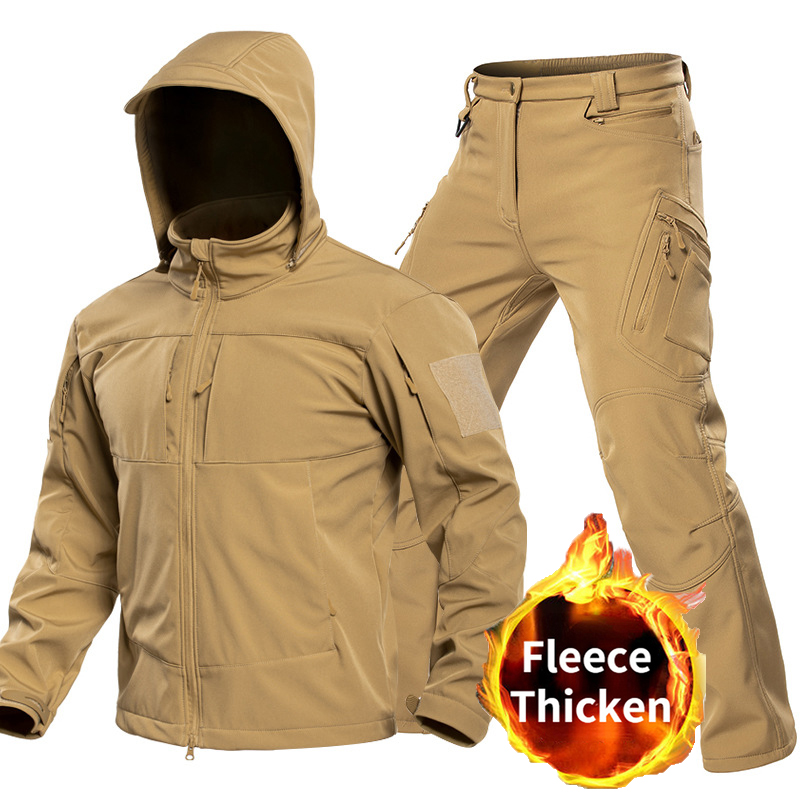 Hunting & Outdoor Supplies - ชุดเสื้อผ้าซอฟต์เชลล์สำหรับผู้ชายแบบยุทธวิธีกลางแจ้ง พร้อมฮู้ด แจ็คเก็ตซิปเต็มตัว กางเกงคาร์โก้ กันลม ชุดหลายกระเป๋าสำหรับการล่าสัตว์
