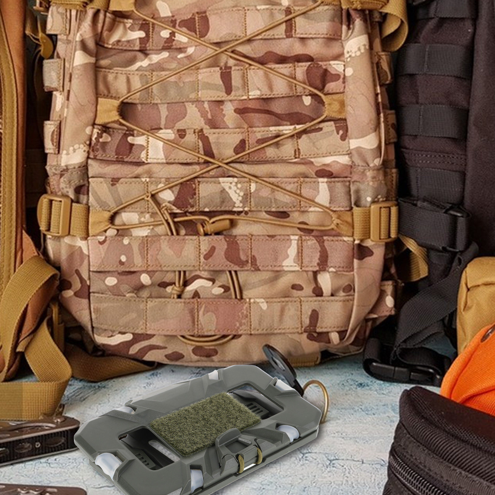 Hunting Outdoor Gear - แผ่นยึดอุปกรณ์แบบพับได้สำหรับติดตั้งบนเสื้อกั๊ก พร้อมที่ยึดโทรศัพท์สำหรับกิจกรรมกลางแจ้ง เช่น การเดินป่าและล่าสัตว์ แผ่นนำทางติดหน้าอก